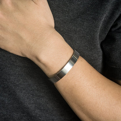 Bracelet minimaliste des hommes en titane